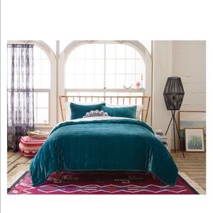 NEW- STILL IN PACKAGE- Opalhouse King Tufted Velvet Stitch Quilt- Teal